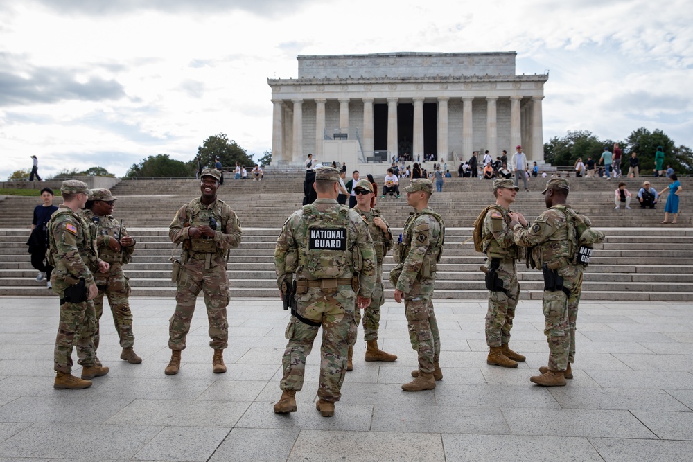 Mississippi National Guard Troops on patrol in front of the Lincoln Memorial