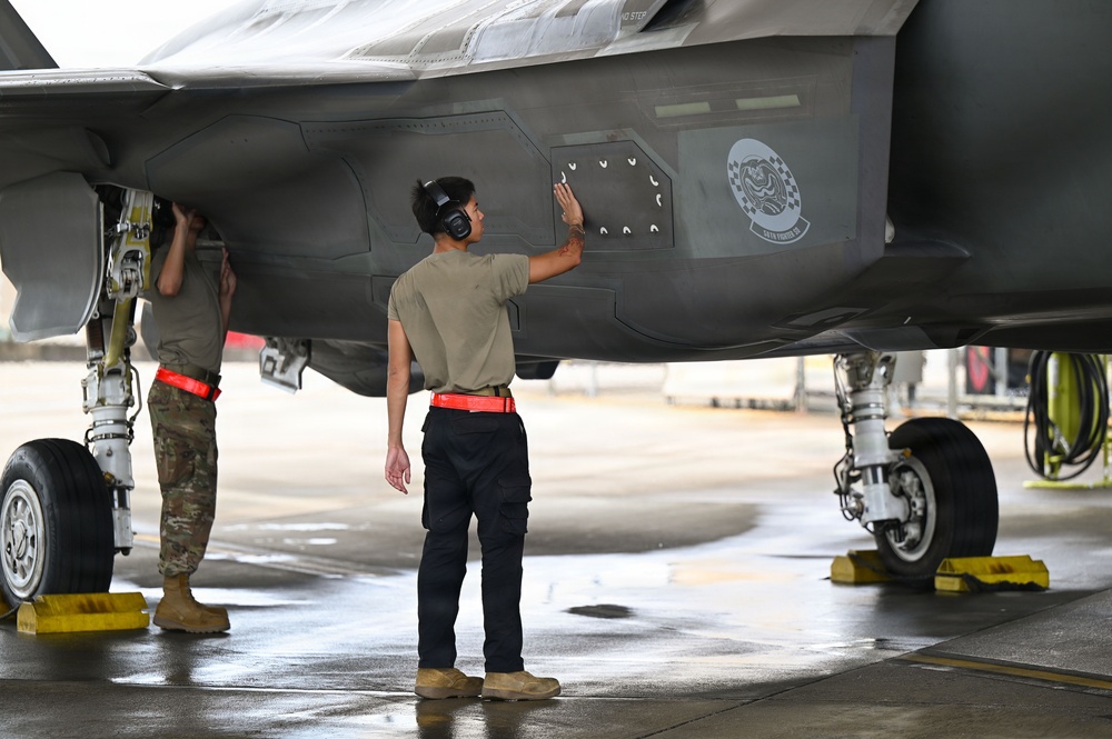 The 33rd FW’s first F-35 departs Eglin AFB The 33rd FW’s first F-35 departs Eglin AFB