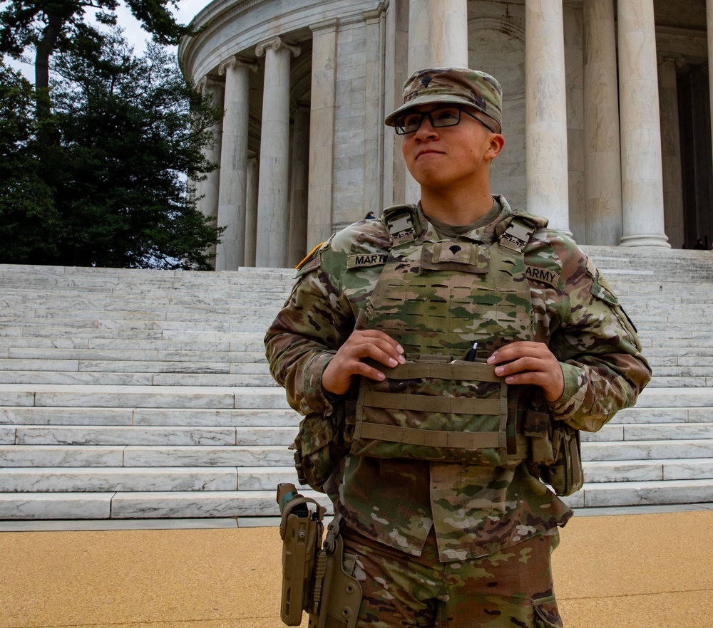 Overseeing Monumental Streets