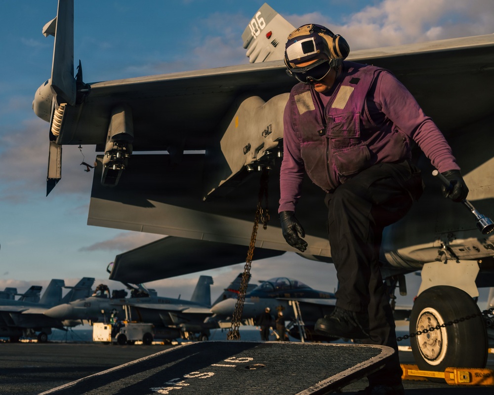 USS Gerald R. Ford (CVN 78) Flight Deck Refueling Operations USS Gerald R. Ford (CVN 78) Flight Deck Refueling Operations