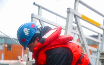 PS2 Rusheemyles Posadas connects safety lines to the brow and gangway