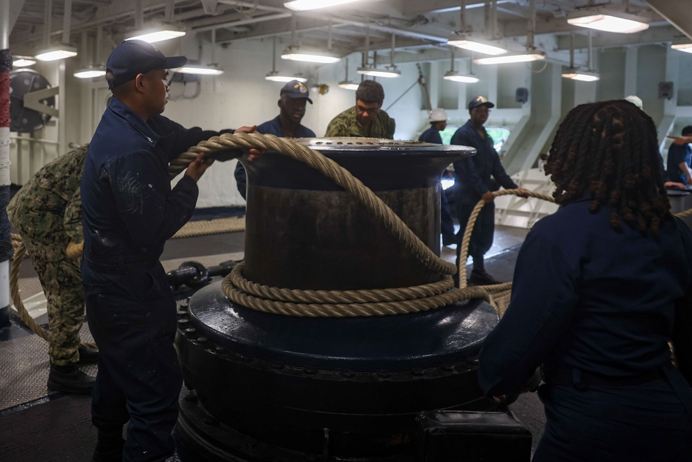 USS Iwo Jima Sailors Heave In Lines During Sea and Anchor Evolution USS Iwo Jima Sailors Heave In Lines During Sea and Anchor Evolution