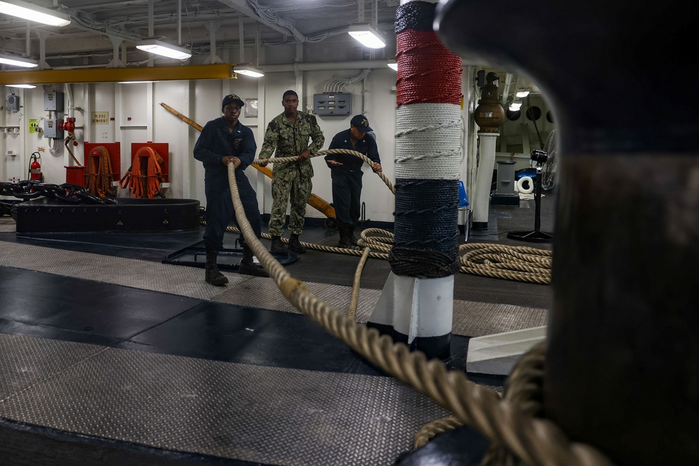 USS Iwo Jima Sailors Heave In Lines During Sea and Anchor Evolution USS Iwo Jima Sailors Heave In Lines During Sea and Anchor Evolution