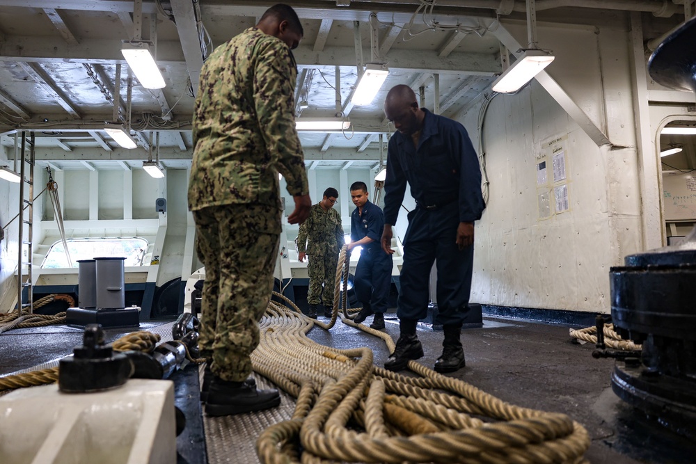 USS Iwo Jima Sailors Heave In Lines During Sea and Anchor Evolution USS Iwo Jima Sailors Heave In Lines During Sea and Anchor Evolution