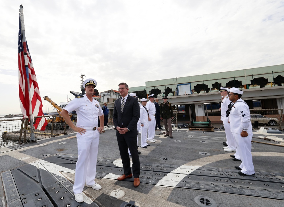 USS Roosevelt (DDG 80) Welcomes U.S. Embassy Staff in Algiers