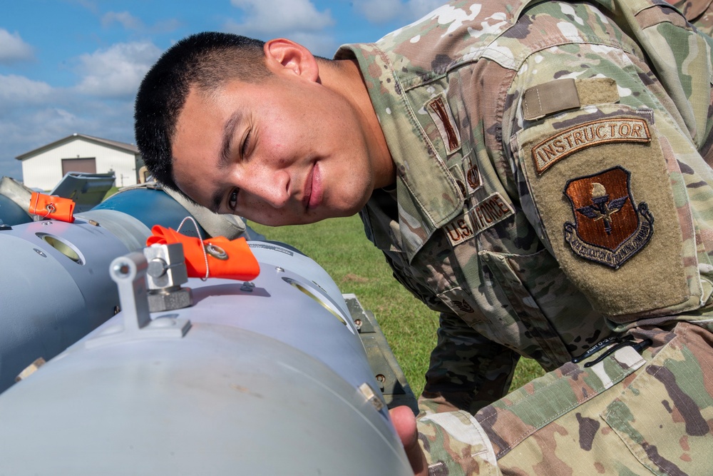 169th Fighter Wing leads inaugural munitions inspector training at McEntire