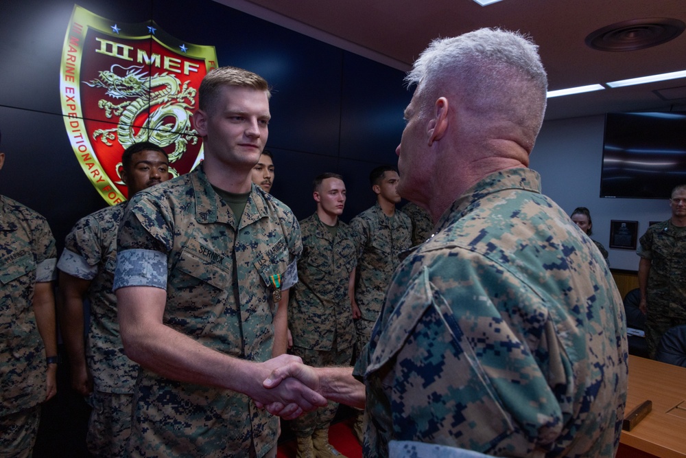 III Marine Expeditionary Force Finance Marines receive Navy and Marine Corps Achievement Medals 