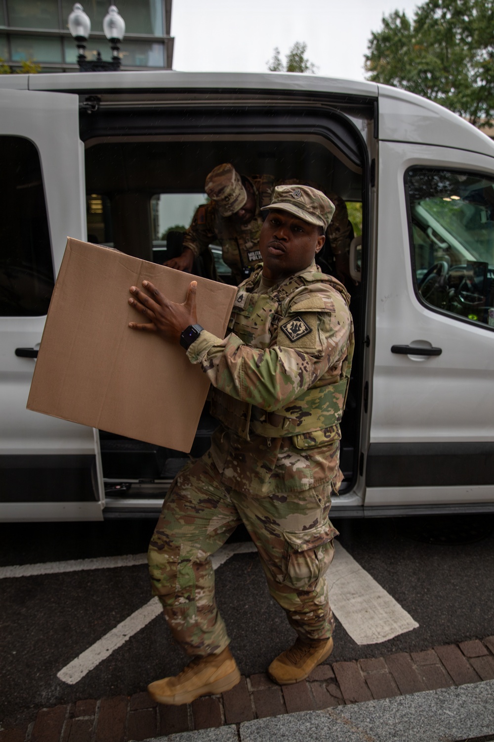 Mississippi National Guard Troops receive food while on patrol in Washington, D.C.