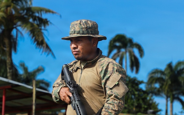 Combined Jungle Operations Training Course Patrol and Hand Signs