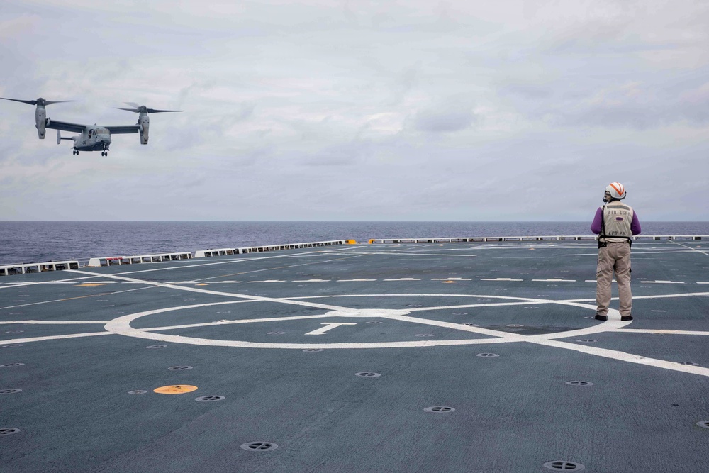 USS Fort Lauderdale Conducts Flight Operations USS Fort Lauderdale Conducts Flight Operations