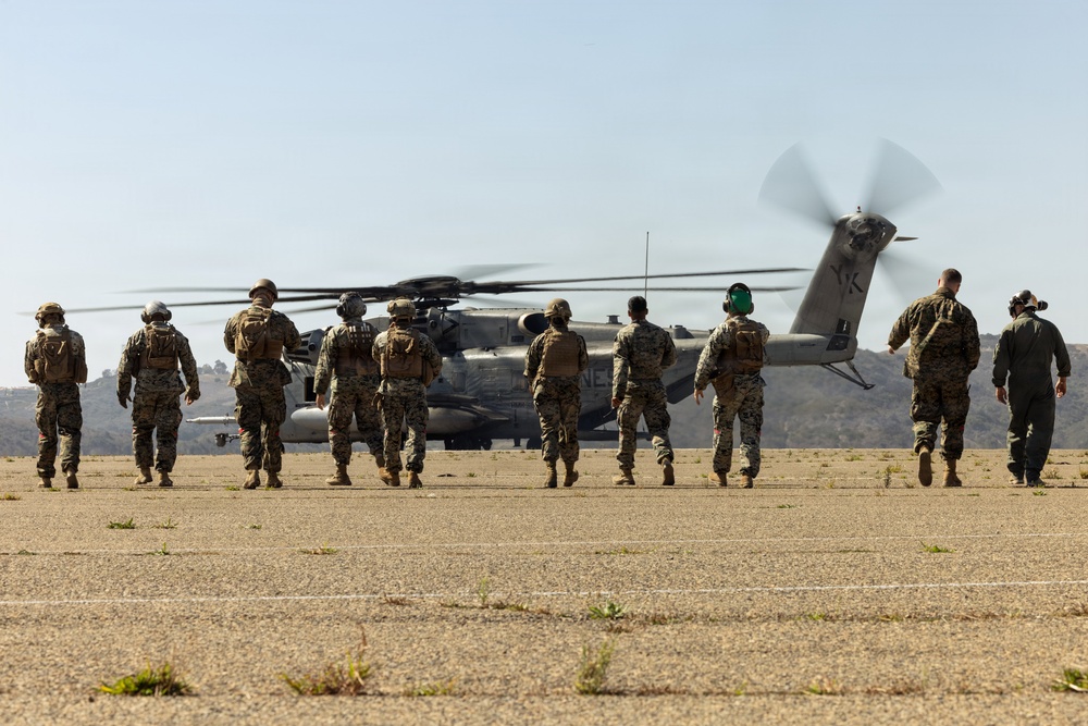 1st DSB and HMH-361 execute external lift operations