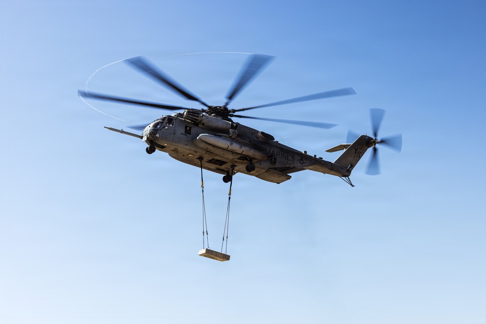 1st DSB and HMH-361 execute external lift operations