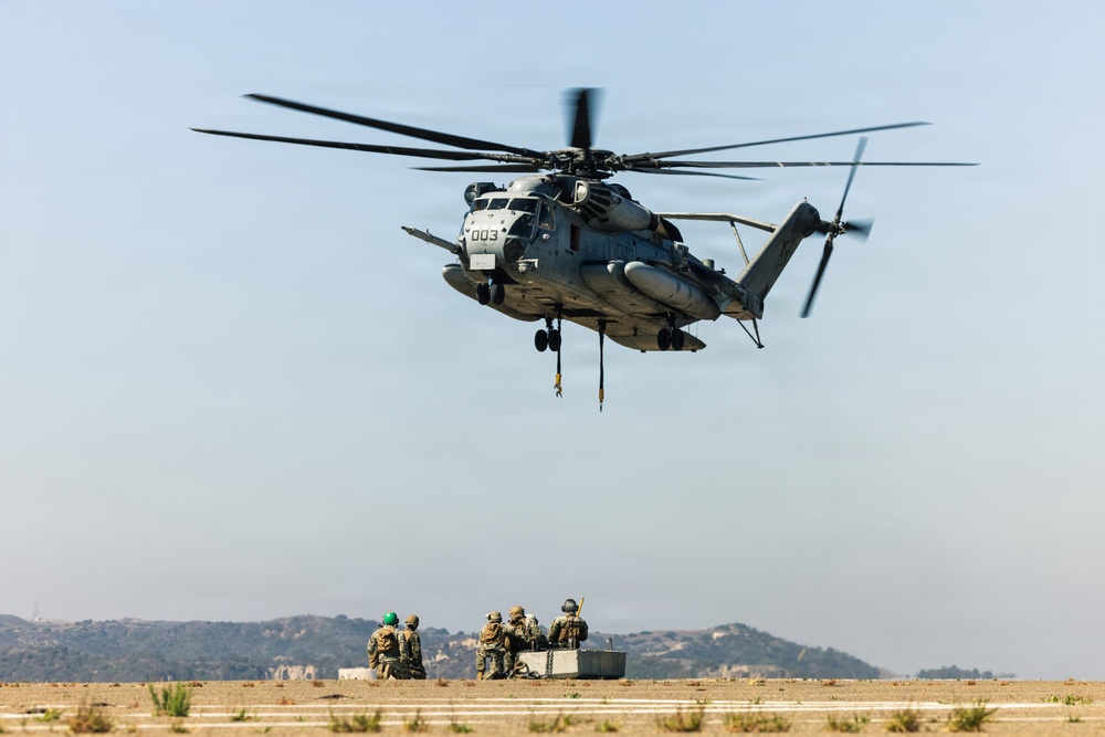 1st DSB and HMH-361 execute external lift operations