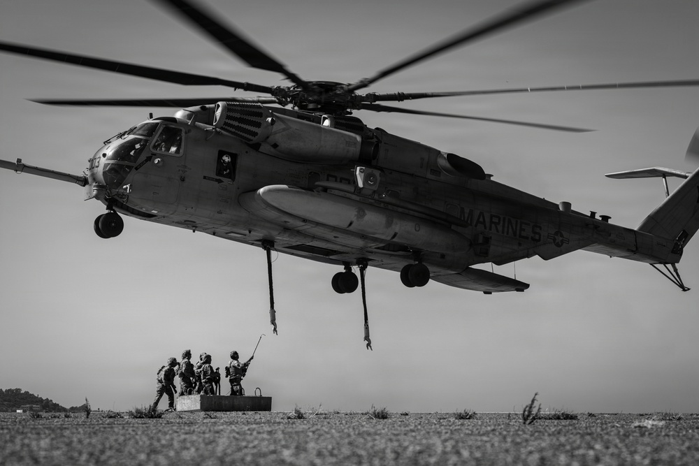 1st DSB and HMH-361 execute external lift operations