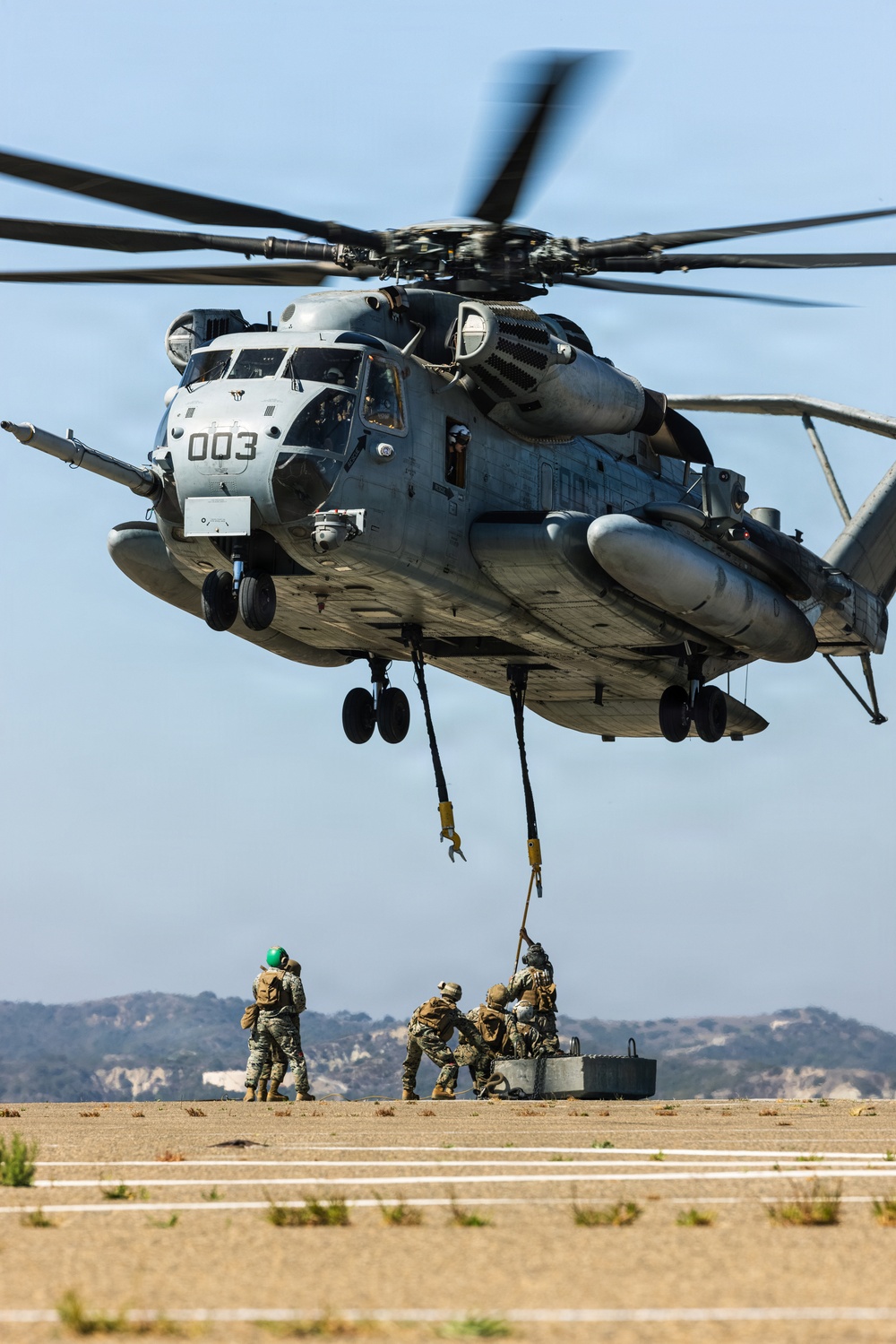 1st DSB and HMH-361 execute external lift operations