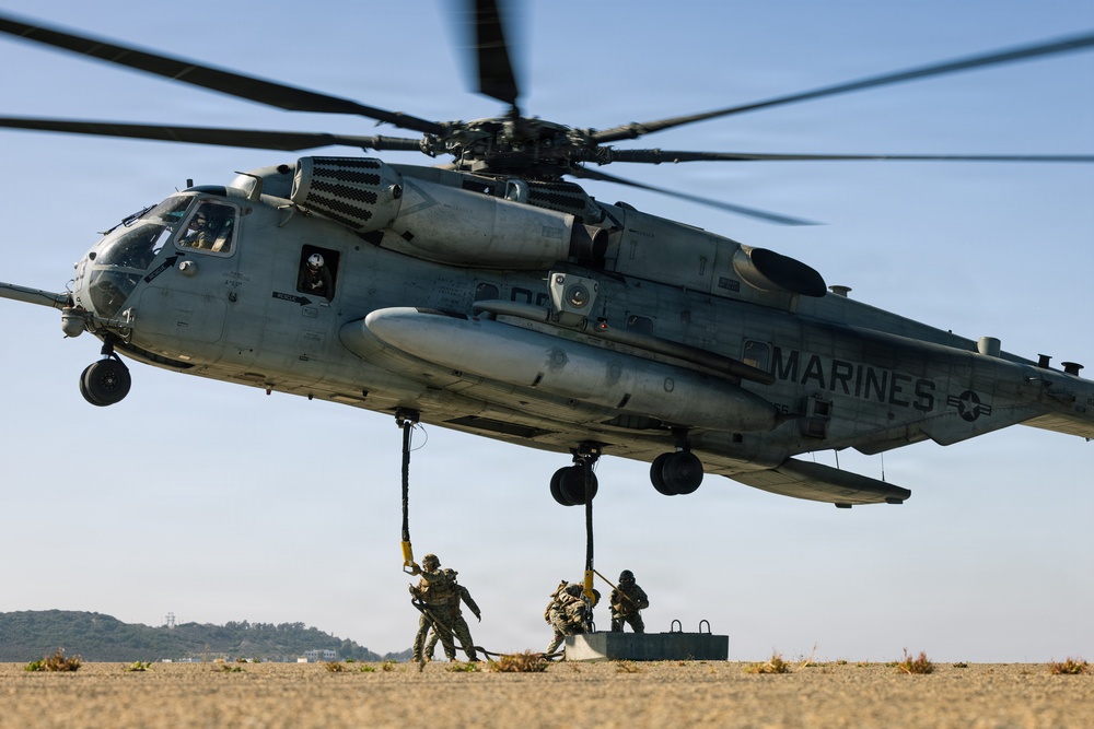 1st DSB and HMH-361 execute external lift operations