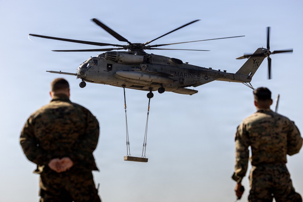 1st DSB and HMH-361 execute external lift operations