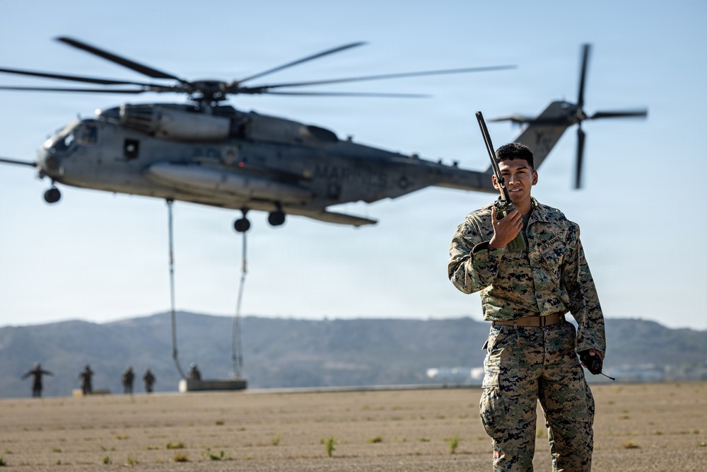 1st DSB and HMH-361 execute external lift operations