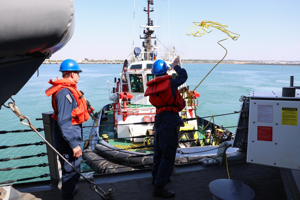 USS Paul Ignatius (DDG 117) enters port to replenish and resupply