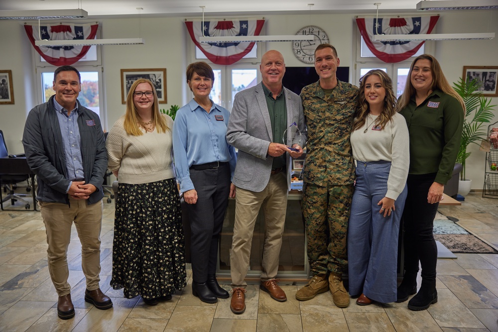 Orlando, Florida Sailor receives USO volunteer award while deployed to Germany