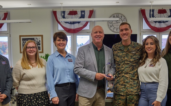 HM2 Joseph Bordelon receives USO EMEA Volunteer of the Quarter Award in Germany