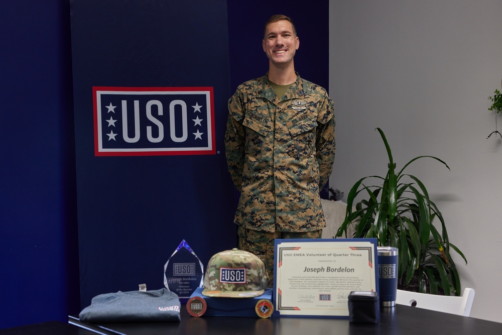 Orlando, Florida Sailor receives USO volunteer award while deployed to Germany