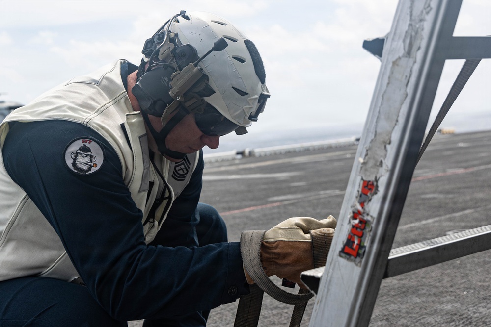 22nd MEU(SOC) | Flight line Maintenance on USS Iwo Jima (LHD 7) 22nd MEU(SOC) | Flight line Maintenance on USS Iwo Jima (LHD 7)