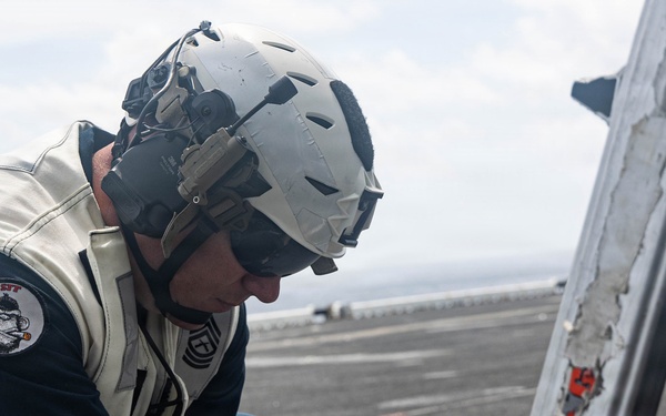 22nd MEU(SOC) | Flight line Maintenance on USS Iwo Jima (LHD 7)