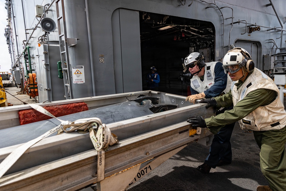 22nd MEU(SOC) | Flight line Maintenance on USS Iwo Jima (LHD 7) 22nd MEU(SOC) | Flight line Maintenance on USS Iwo Jima (LHD 7)