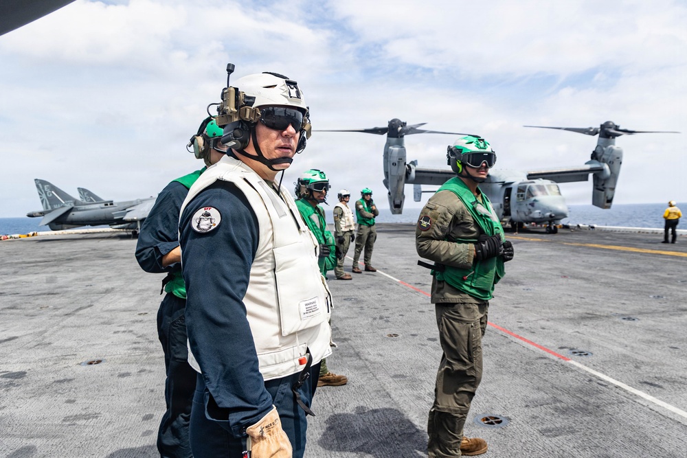 22nd MEU(SOC) | Flight line Maintenance on USS Iwo Jima (LHD 7) 22nd MEU(SOC) | Flight line Maintenance on USS Iwo Jima (LHD 7)