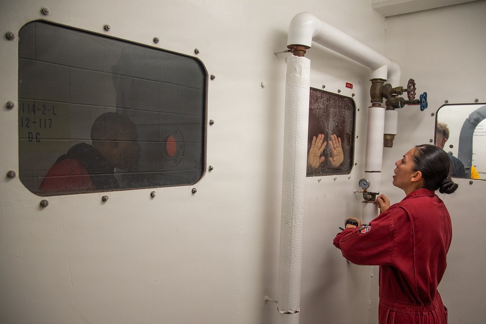 Surface Warfare Engineering Schools Command (SWESC) Great Lakes Instructors Train Next Generation of Naval Firefighters Surface Warfare Engineering Schools Command (SWESC) Great Lakes Instructors Train Next Generation of Naval Firefighters