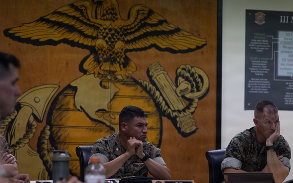 3rd Marine Division commanding general visits III Marine Expeditionary Force Information Group