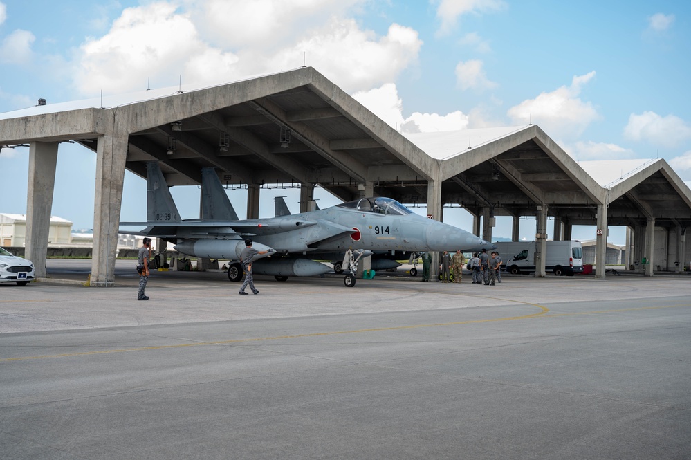Japan’s Southwestern Air Defense Force commander visits Kadena
