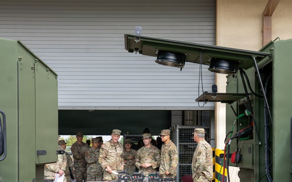 Eighth Army Deputy Commanding General Visits 1st Signal Brigade