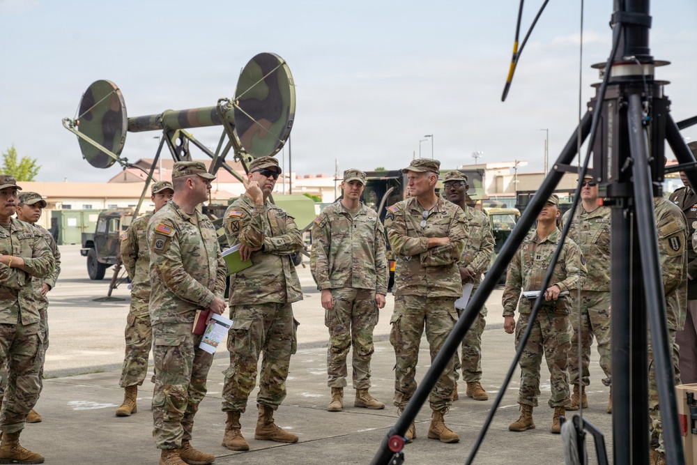 Eighth Army Deputy Commanding General Visits 1st Signal Brigade