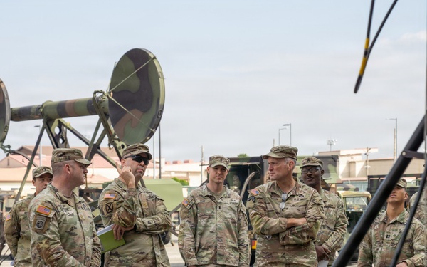 Eighth Army Deputy Commanding General Visits 1st Signal Brigade