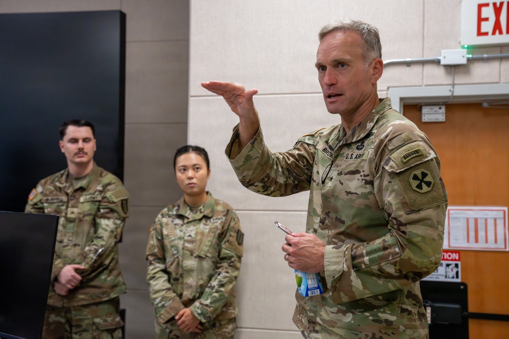 Eighth Army Deputy Commanding General Visits 1st Signal Brigade