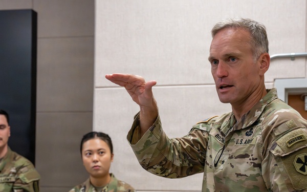 Eighth Army Deputy Commanding General Visits 1st Signal Brigade