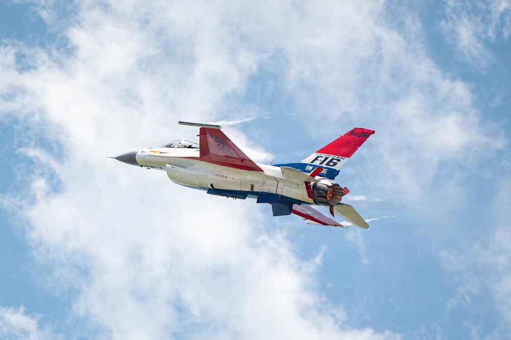 F-16 Viper Demo Team brings the noise to Pennsylvania F-16 Viper Demo Team brings the noise to Pennsylvania