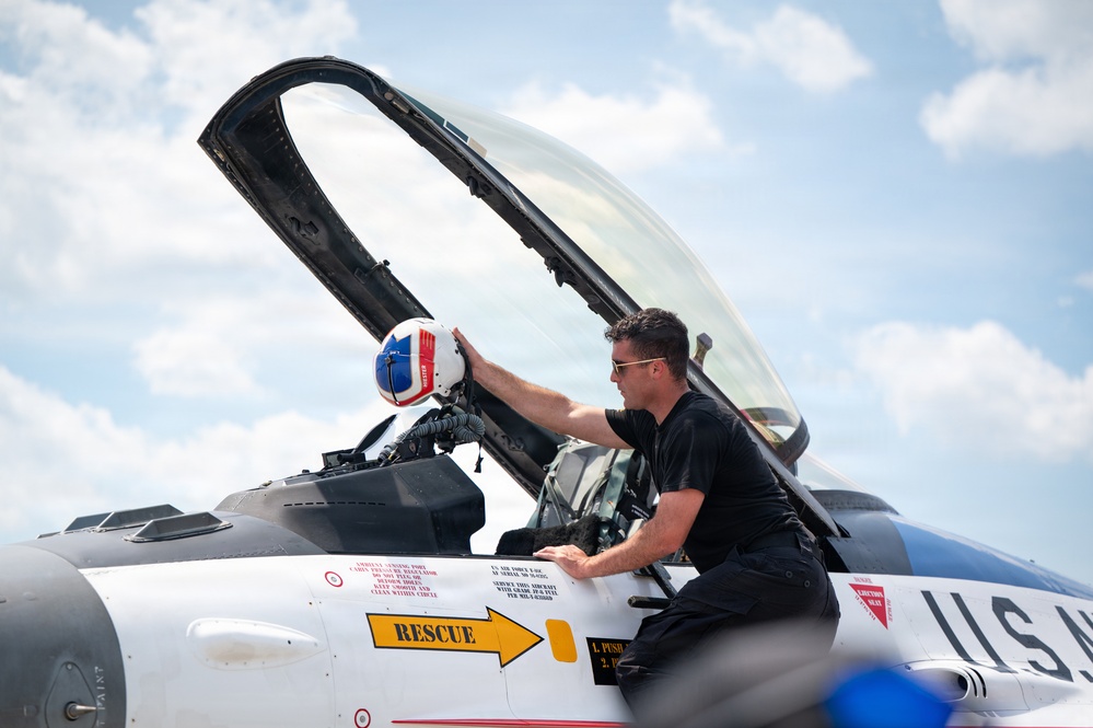 F-16 Viper Demo Team brings the noise to Pennsylvania F-16 Viper Demo Team brings the noise to Pennsylvania