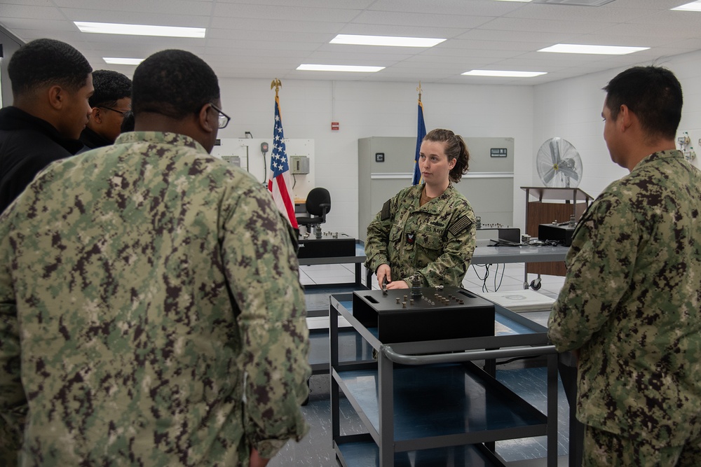 Surface Warfare Engineering Schools Command (SWESC) Great Lakes Instructors Train Next Generation of Naval Gas Turbine Systems Technicians (Electrical) Surface Warfare Engineering Schools Command (SWESC) Great Lakes Instructors Train Next Generation of Naval Gas Turbine Systems Technicians (Electrical)