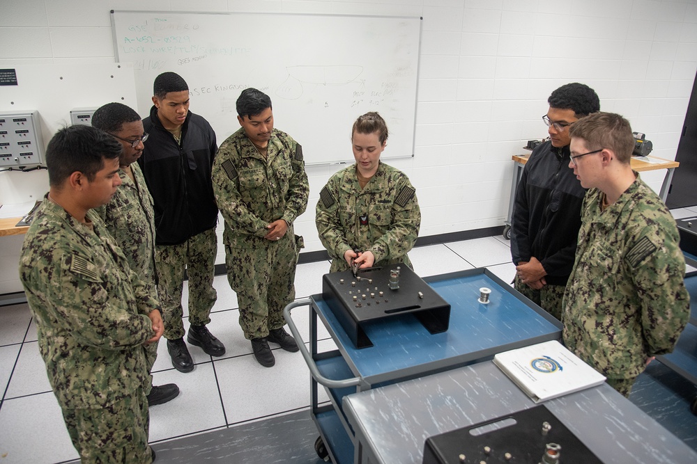 Surface Warfare Engineering Schools Command (SWESC) Great Lakes Instructors Train Next Generation of Naval Gas Turbine Systems Technicians (Electrical) Surface Warfare Engineering Schools Command (SWESC) Great Lakes Instructors Train Next Generation of Naval Gas Turbine Systems Technicians (Electrical)