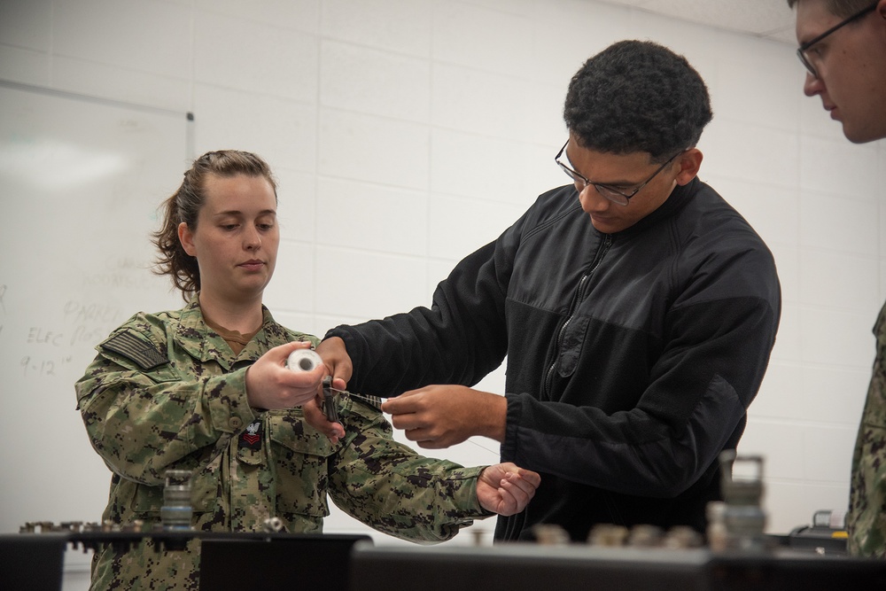 Surface Warfare Engineering Schools Command (SWESC) Great Lakes Instructors Train Next Generation of Naval Gas Turbine Systems Technicians (Electrical) Surface Warfare Engineering Schools Command (SWESC) Great Lakes Instructors Train Next Generation of Naval Gas Turbine Systems Technicians (Electrical)