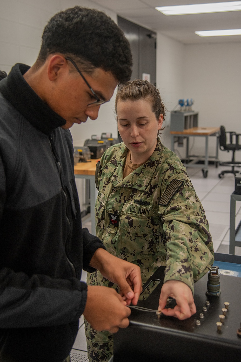 Surface Warfare Engineering Schools Command (SWESC) Great Lakes Instructors Train Next Generation of Naval Gas Turbine Systems Technicians (Electrical) Surface Warfare Engineering Schools Command (SWESC) Great Lakes Instructors Train Next Generation of Naval Gas Turbine Systems Technicians (Electrical)