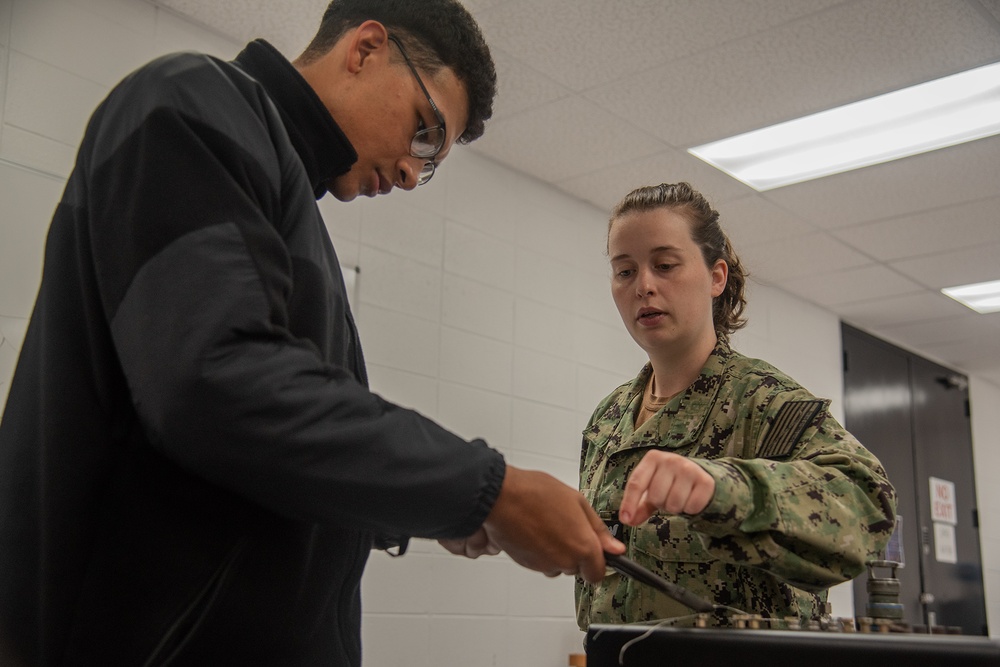 Surface Warfare Engineering Schools Command (SWESC) Great Lakes Instructors Train Next Generation of Naval Gas Turbine Systems Technicians (Electrical) Surface Warfare Engineering Schools Command (SWESC) Great Lakes Instructors Train Next Generation of Naval Gas Turbine Systems Technicians (Electrical)