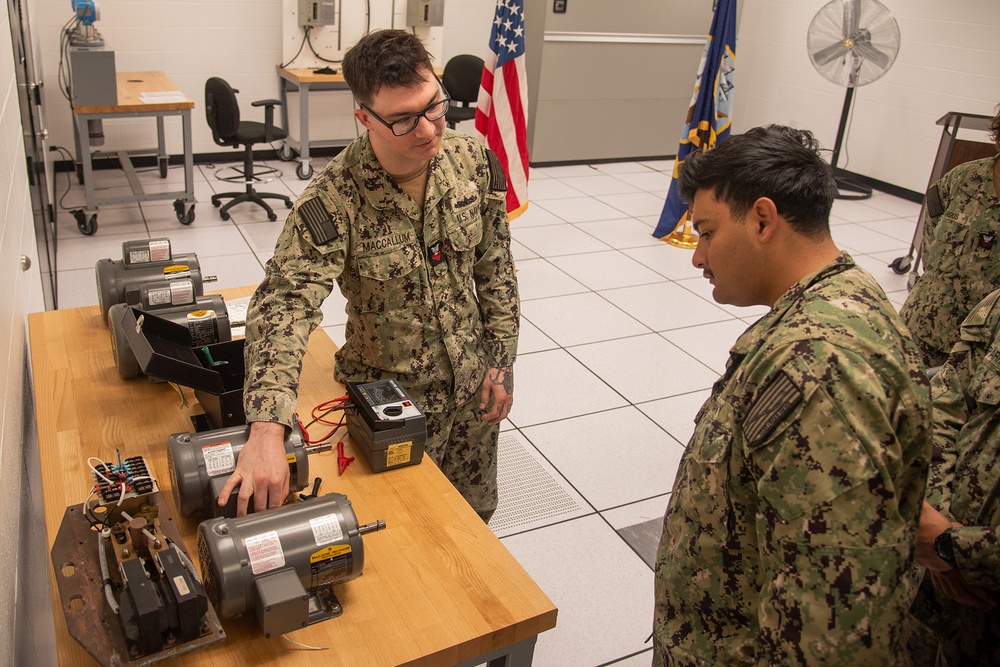 Surface Warfare Engineering Schools Command (SWESC) Great Lakes Instructors Train Next Generation of Naval Gas Turbine Systems Technicians (Electrical) Surface Warfare Engineering Schools Command (SWESC) Great Lakes Instructors Train Next Generation of Naval Gas Turbine Systems Technicians (Electrical)