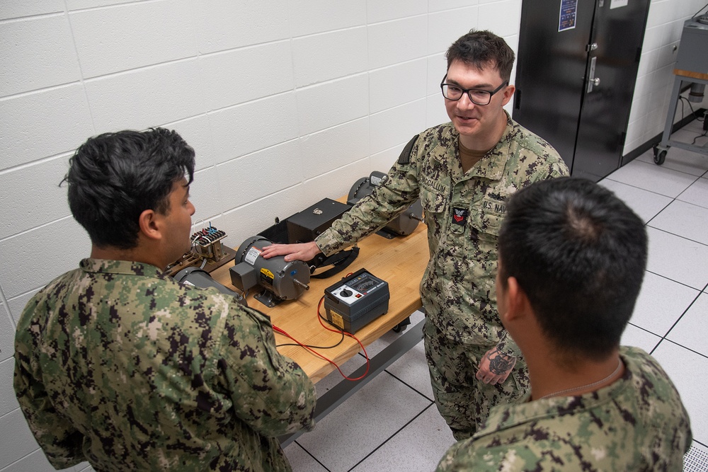 Surface Warfare Engineering Schools Command (SWESC) Great Lakes Instructors Train Next Generation of Naval Gas Turbine Systems Technicians (Electrical) Surface Warfare Engineering Schools Command (SWESC) Great Lakes Instructors Train Next Generation of Naval Gas Turbine Systems Technicians (Electrical)