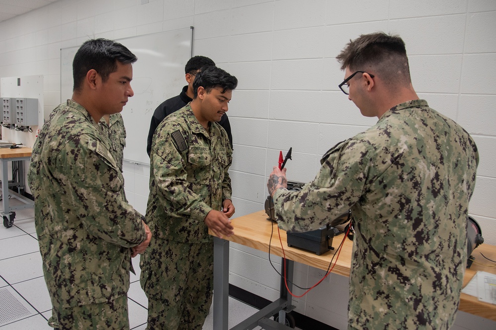 Surface Warfare Engineering Schools Command (SWESC) Great Lakes Instructors Train Next Generation of Naval Gas Turbine Systems Technicians (Electrical)