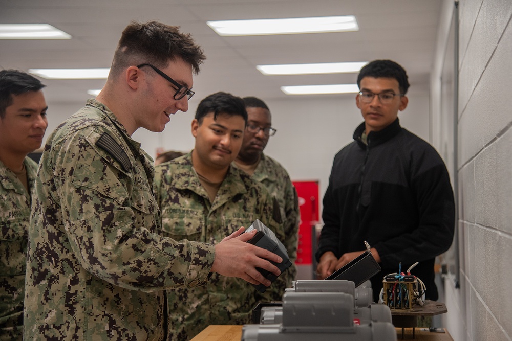 Surface Warfare Engineering Schools Command (SWESC) Great Lakes Instructors Train Next Generation of Naval Gas Turbine Systems Technicians (Electrical) Surface Warfare Engineering Schools Command (SWESC) Great Lakes Instructors Train Next Generation of Naval Gas Turbine Systems Technicians (Electrical)