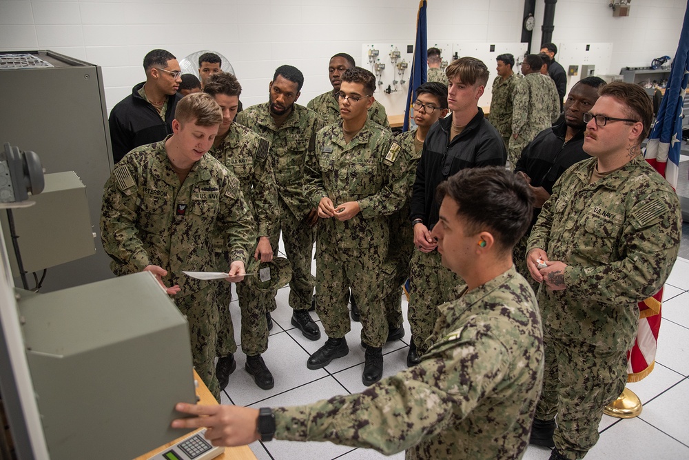 Surface Warfare Engineering Schools Command (SWESC) Great Lakes Instructors Train Next Generation of Naval Gas Turbine Systems Technicians (Electrical) Surface Warfare Engineering Schools Command (SWESC) Great Lakes Instructors Train Next Generation of Naval Gas Turbine Systems Technicians (Electrical)